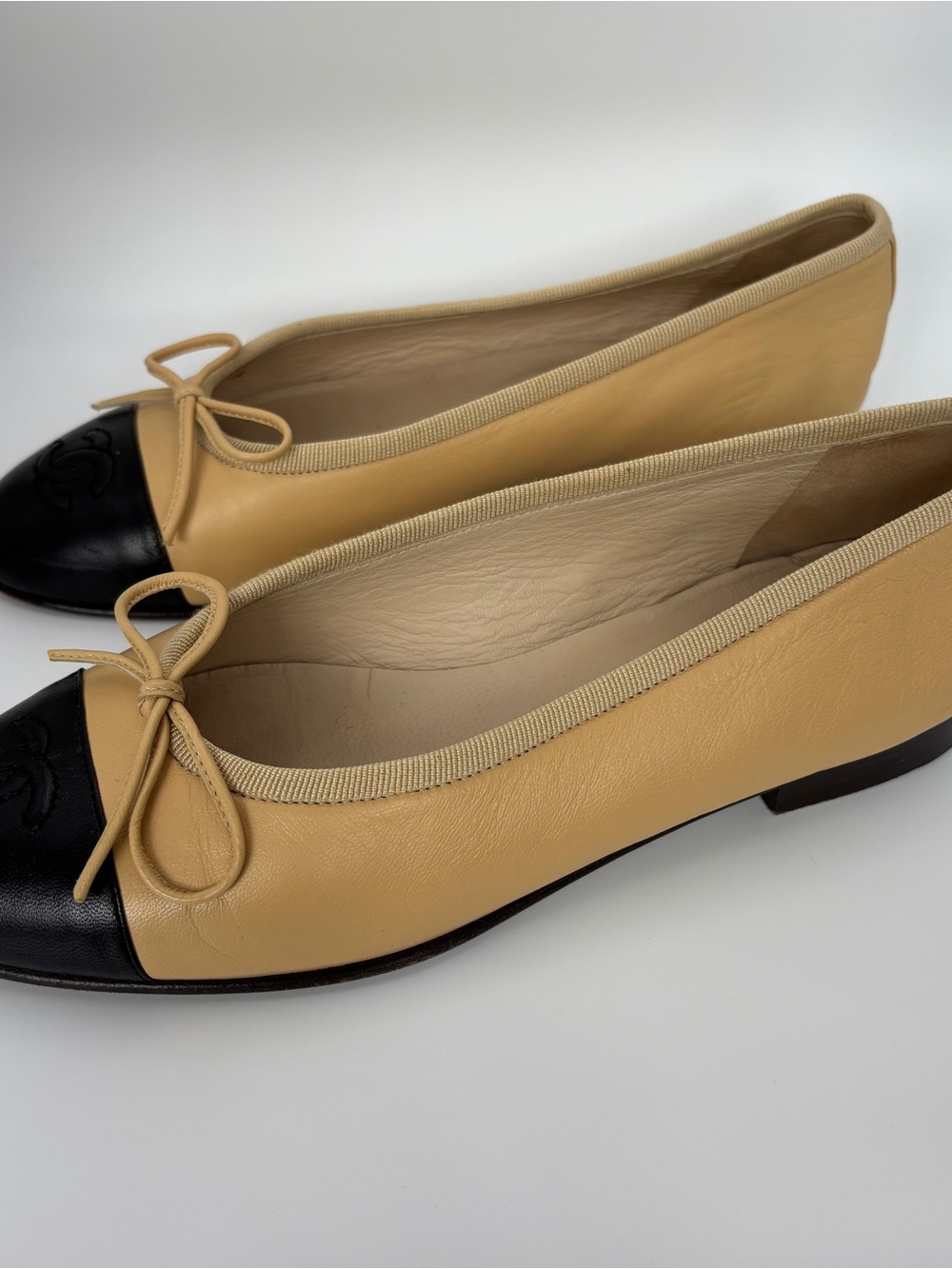 CHANEL Classic Lambskin CC Ballet Flats Beige Black Cap Toe 35.5 vtg - Picture 3 of 11
